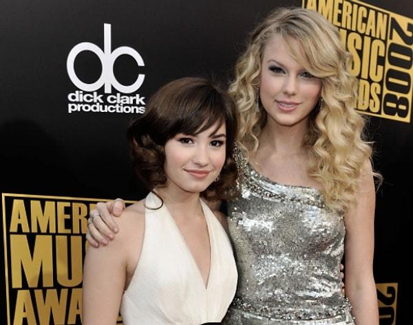 Aynı senelerde şarkı çıkarmaya ve kariyerlerine başlayan Demi Lovato ve Taylor Swift arkadaşlıklarına daha o senelerde başladılar.