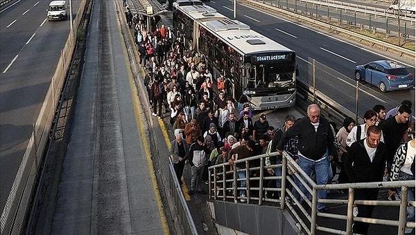 Bir otobüs sürücüsü İstanbul'da, biletini taratmayan bir yolcuyu uyardıktan sonra öfkelendi.