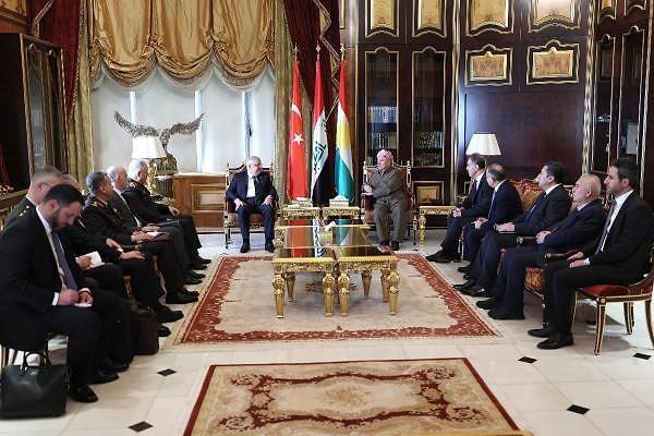 Bağdat sonrası Erbil'e geçen Bakan Yaşar Güler ve Genelkurmay Başkanı Orgeneral Metin Gürak'ın da yer aldığı heyet, Irak Kürt Bölgesel Yönetimi Başkanı Neçirvan Barzani ile bir araya geldi.