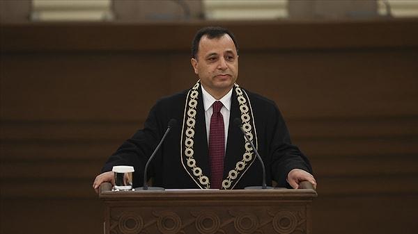 AYM Başkanı Zühtü Arslan, törende bir konuşma gerçekleştirdi. Zühtü Arslan özellikle son dönede bazı siyasilerin yoğun şekilde eleştirdiği AYM kararlarına ilişkin şunları söyledi: