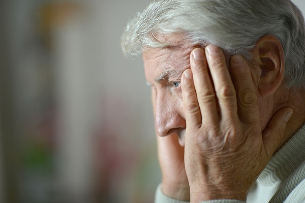 Rapora göre burun ve koku alma sisteminden giren viral, bakteriyel ve fungal patojenler Alzheimer hastalığını tetikliyor. Öyle ki son yapılan çalışmalar da bu teoriyi destekliyor. Çünkü uzmanlara göre mikropların aşırı büyümesinin neden olduğu burun ortamındaki değişimler kronik ve hafif beyin enfeksiyonlarına neden oluyor.