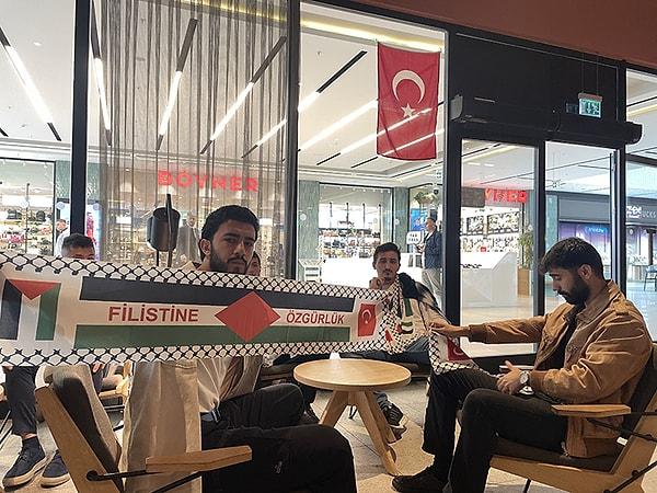 Dünyaca ünlü kahve zinciri Starbucks, İsrail ile Filistin arasında yaşanan savaş nedeniyle Türkiye'nin de aralarında bulunduğu birçok ülkede protesto ediliyor.