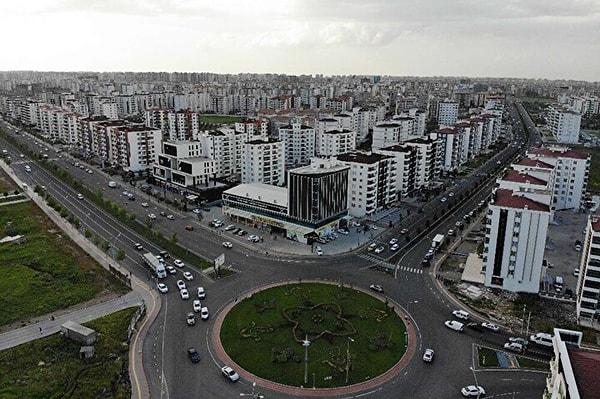 Türkiye İstatistik Kurumu (TÜİK) verilerine göre, Türkiye’nin en kalabalık 5 mahallesinin 3’ü İstanbul, 2’si ise Diyarbakır’da yer alıyor. Diyarbakır'da 151 bin 459 kişinin yaşadığı Bağlar ilçesindeki Bağcılar Mahallesi Türkiye'nin en kalabalık mahallesi oldu.