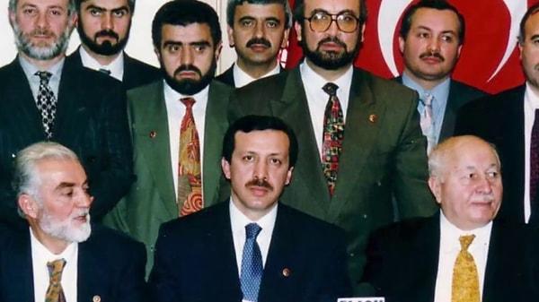 Refah Partisi, 1994 başarısı sonrası ivmesini sürdürerek 1995 genel seçimlerinde de birinci parti olmayı başardı. Türkiye bu dönemde Refah Partisi'nin İslami politikalarından dolayı laiklik endişesini ve krizlerini yaşadı.
