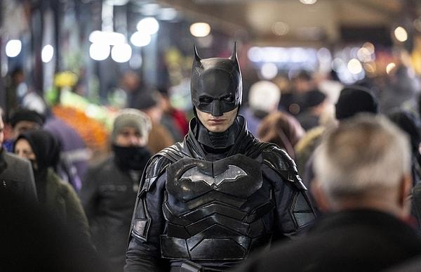 Hayranlık duyduğu süper kahraman gibi olmak istediğini anlatan Arslan, "Bu nedenle Batman kostümü tasarladım. Kıyafetlerin hazırları var ancak fiyatları çok uçuk olduğundan kendim tasarladım ve 8 bin liraya mal ettim. Pelerinimi teyzemle birlikte diktik." dedi.