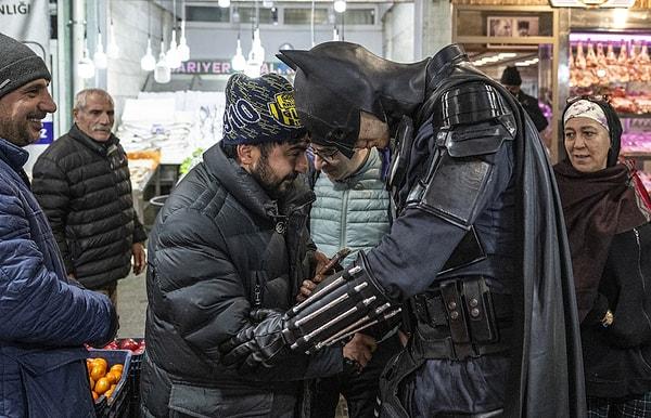Çizgi roman kahramanının şehrinin Gotham olduğunu belirten Arslan, kendisinin de haftanın 3 günü kostümle Ankara sokaklarında dolaştığını belirtti.