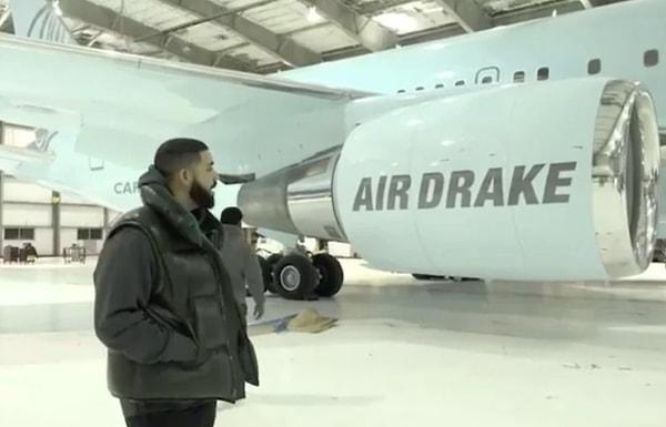 Şarkıcının "Air Drake" ismini verdiği özel jetinde her detay düşünülmüş diyebiliriz. Eğlence odası ve çalışma odası gibi her detayın eklendiği uçağın değeri ise 185 milyon dolar.