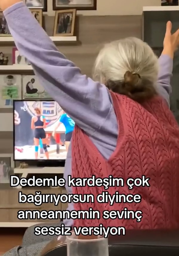 @yagmurrr219 adlı genç kadın büyükannesinin survivor izlerken ses çıkarmadan sevinç yaşamasını TikTok hesabında paylaştı.