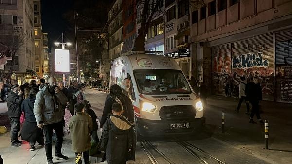 İddiaya göre, 4 yaşındaki torunu Adem Ç. ile beraber cadde üzerinde yürüyen İlgün Çölege(64), bir anda tramvay yoluna giren 4 yaşındaki torunu Adem Ç.'yi son anda tramvayın altında kalmaktan kurtardı.