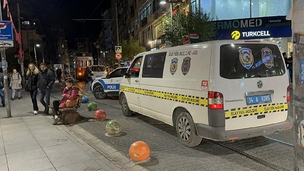 Yaşananları anlatan Ayhan Erek, "Tramvay gelirken çocuk aniden tramvayın yoluna fırladı. Bunu gören babaanne, çocuğu itti. Kendini kurtaramadı. Tramvayın altında 4-5 metre sürüklendi. Sonra tramvay durdu. Ambulans geldi. Torunu hafifti. Çocuk hafifti. Tramvayın altında kalmadı" dedi.