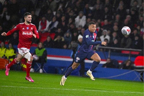 Paris temsilcisine turu getiren golleri 34. dakikada Kylian Mbappe, 37. dakikada Danilo Pereira ile 90. dakikada Goncalo Matias Ramos kaydetti. Brest'in tek sayısı 65. dakikada Steve Mounie'den geldi.