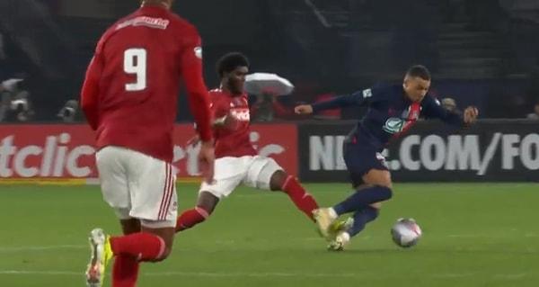 Brest'te Lilian Brassier, 69. dakikada kırmızı kart gördü. Kırmızı kartın sebebei ise Mbappe'ye yaptığı fauldü. 25 yaşındaki futbolcu, bu müdahaleye rağmen oyuna devam etti.