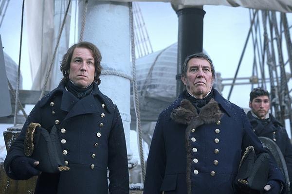 Jared Harris, Tobias Menzies, Ian Hart ve Paul Ready’nin oyuncu kadrosunda yer aldığı ilk sezon 1847 yılında bir İngiliz Kraliyet donanması mürettebatının Kuzeybatı Geçidi’ni arayışı sırasında buzlar arasında mahsur kalmasını konu edinmişti.