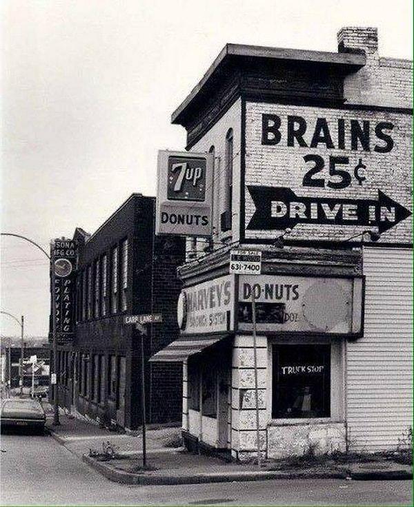 3. 1978'li yıllarda kelimenin tam anlamıyla beyin satmakta olan bir dükkanın fotoğrafı.