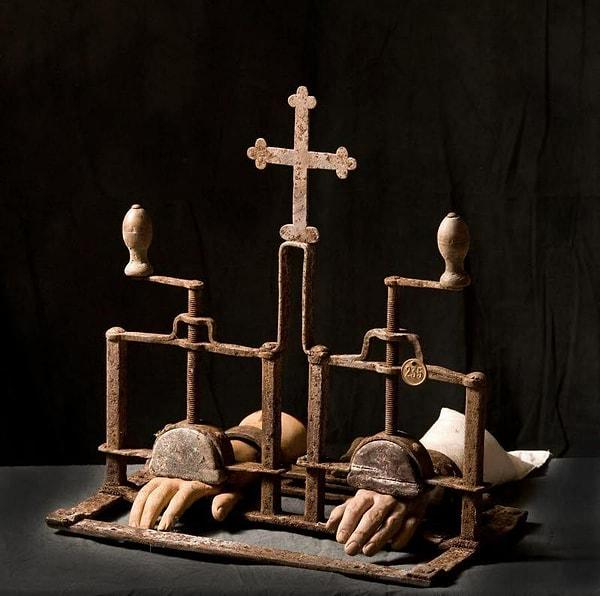 15. Katolik Kilisesi, 15. yüzyılda “açgözlü elleri olanları cezalandırmak için" bir el kırma makinesi kullanırdı.