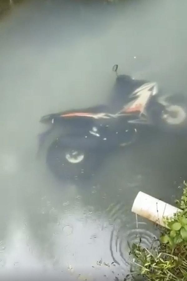 5. "Yanımdaki adamın motoru suya düştü."