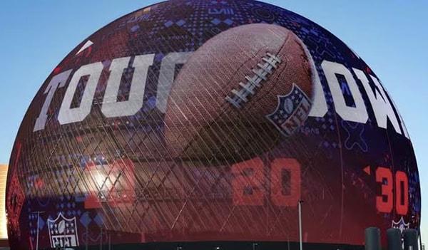 Dün gece gerçekleşen Amerikan futbolunun şampiyonunun seçildiği Super Bowl inanılmaz bir etkinliğe imza attı. Sadece maçın değil katılan ünlülerin ve yapılan sahnelerin de ilgi çektiği gecede birçok ünlü Las Vegas'a akın etti.