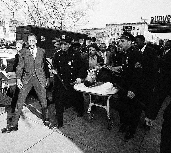 4. Malcolm X, 1965'te vurulduktan sonra hastaneye nakledilirken. Malcolm X, daha sonra aldığı 21 kurşun yarasına yenik düşer.