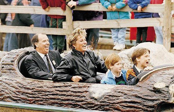 6. Prenses Diana, oğulları William ve Harry ile Thorpe parkında kütük kanalında eğlenirken.