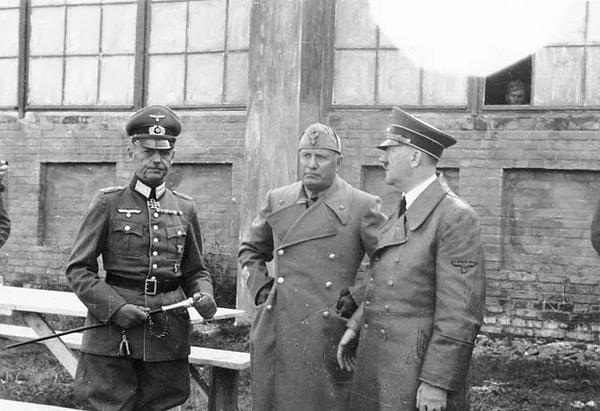 8. Mareşal Rundstedt, Mussolini ve Hitler 1941'te Rusya'da bir konuşma yaparken.