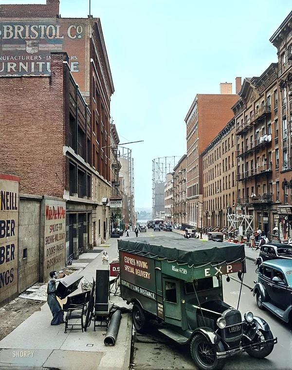 9. New York'ta görüntülenen bir taşıma servisi. (1938)