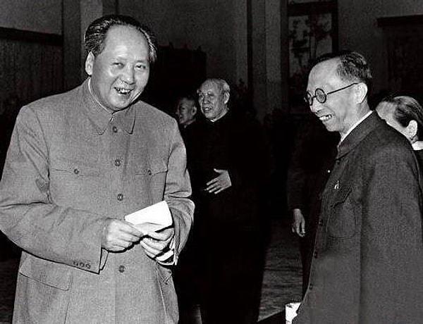 10. Mao Zedong, Çin'in son imparatoru ve eski Japon kukla devleti Manchukuo'nun lideri Puyi ile buluşurken. (1961)