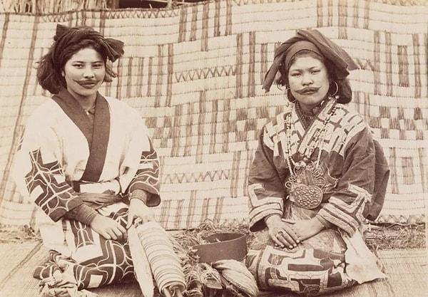 12. Dudak dövmeli iki Ainu kadını. (Japonya, 1890)