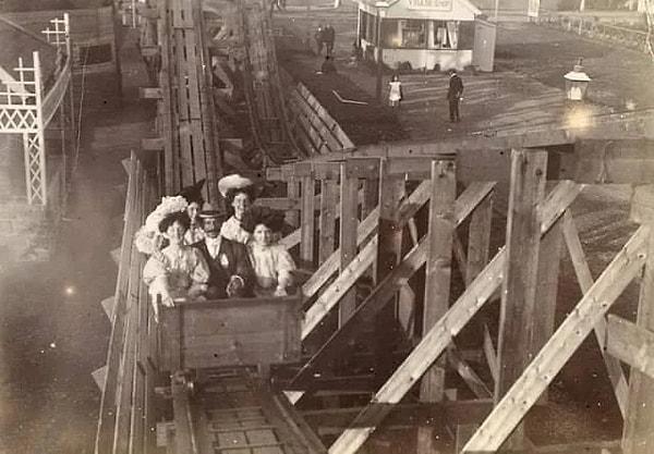 13. 1900'lerde Viktorya döneminden kalma bir rollercoaster'a binen insanlar.