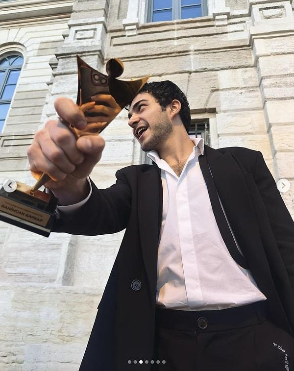 Metehan karakterine hayat veren Rahimcan Kapkap, İTÜ tarafından verilen ödüllerde 'Yılın En İyi Çıkış Yapan Oyuncu' Ödülü'ne layık görüldü.