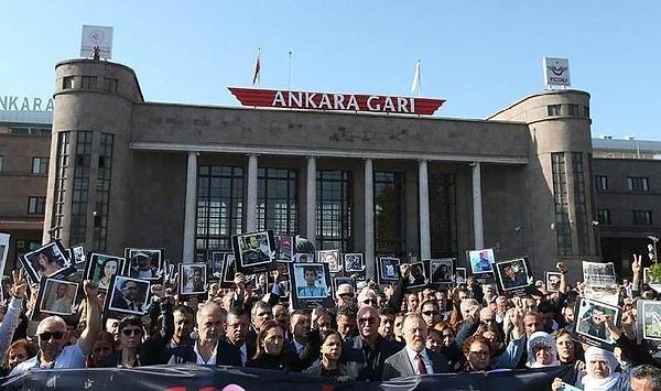 10 Ekim Barış Derneği tarafından düzenlenen etkinlik kapsamında Ankara Garı önünde toplanan grup, saldırıda hayatını kaybedenler için saygı duruşunda bulundu.