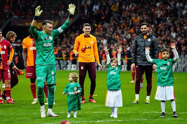Maçın ardından üç puanı saha içinde aileleri ile kutlayan Galatasaraylı futbolcular, hem tribünlerin hem de ekran başındakilerin ilgi odağı oldu.
