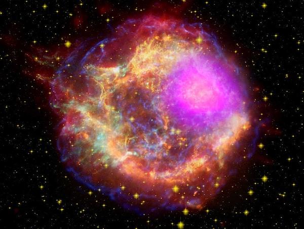 Gökbilimciler evrenin derinliklerinde özel bir süpernova türü etrafında oluşan yeni bir yıldız tozu türünü tanımladılar.