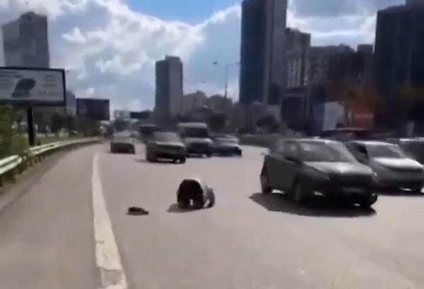 İstanbul'da bir vatandaş akan trafiğe aldırış etmeden yolun ortasında namaz kıldı.