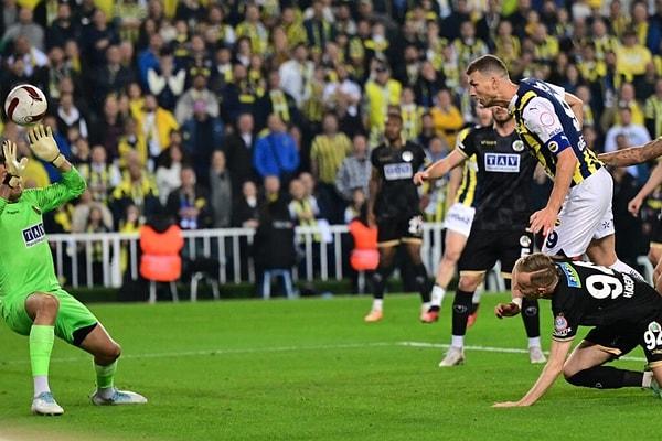 Fenerbahçe, savunmada top çıkarırken yapılan kayıpta 12. dakikada Augusto'nun golüyle mağlup duruma düştü.