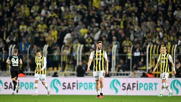 İkinci yarıya hızlı başlayan Fenerbahçe, 47. dakikada penaltı kazandı. 49. dakikada Tadic'in kullandığı penaltı vuruşunda sarı-lacivertliler beraberliği yakaladı.
