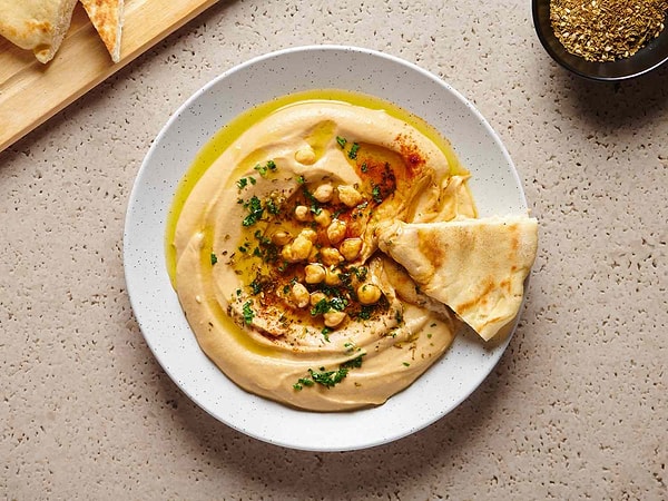 2. "Humus" isimli görseldeki yemek hangi ülkeye aittir?