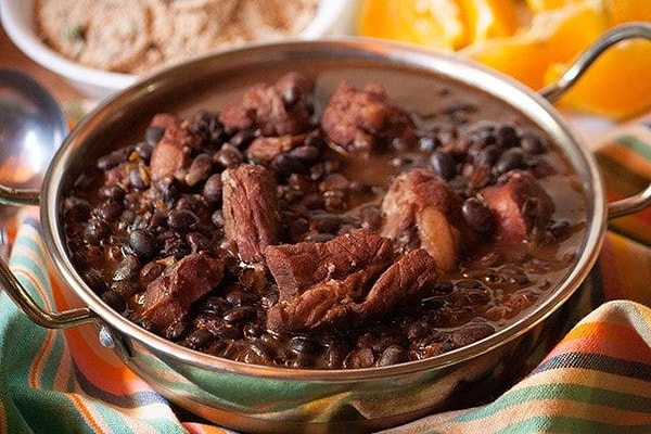 4. "Feijoada" isimli görseldeki yemek hangi ülkeye aittir?