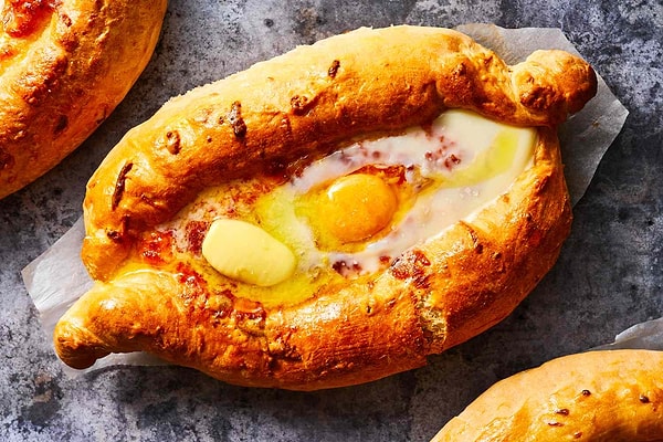 10. "Khachapuri" isimli görseldeki yemek hangi ülkeye aittir?