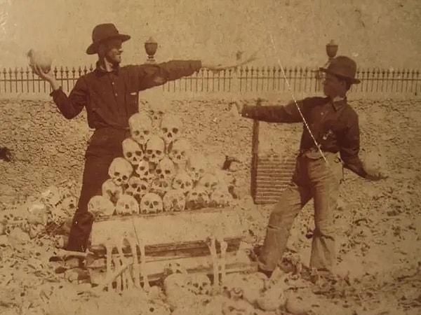 Küba'daki Kolon Mezarlığında kemiklerle oynayan adamlar.
