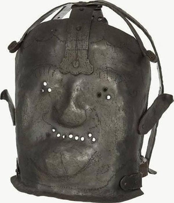 Akıl hastaları üzerinde kullanılan 17. yüzyıldan kalma bir maske.