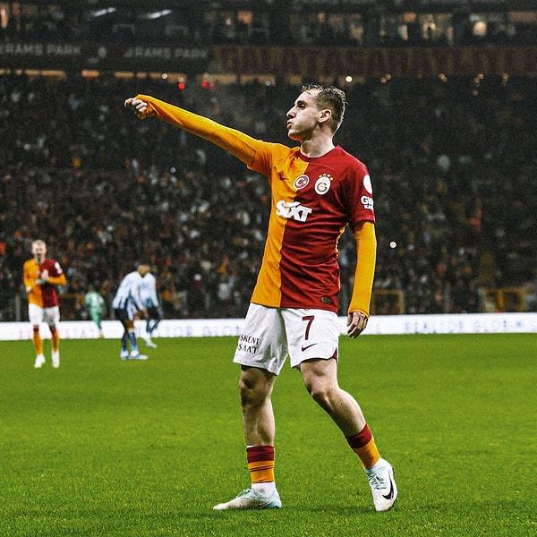 Galatasaray'ın 25 yaşındaki yıldızı Kerem Aktürkoğlu saha içinde eleştirilse de saha dışındaki duruşuyla alkışları topladı.