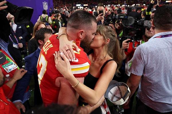 Gecenin sonunda Travis Kelce 2024 Super Bowl zaferini Taylor Swift'ten aldığı bir öpücükle taçlandırdı!