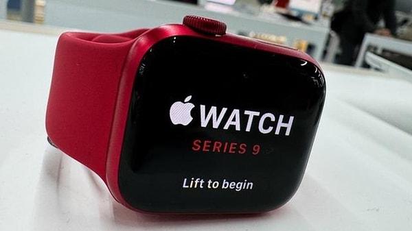 Reddit başta olmak üzere pek çok farklı platformda şikayetlerini dile getiren kullanıcılar, Apple Watch Series 9 ve Ultra 2 modellerinin sık sık kendi başına işlem yaptıklarını dile getiriyor.