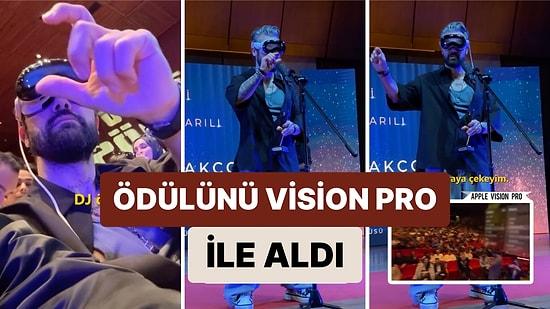 DJ Doğuş Çabakçor Katıldığı Bir Ödül Töreninde Sahneye Apple Vision Pro ile Çıktı