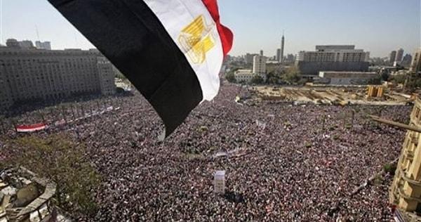 Dosyamıza 2011 yılından başlayacağız. İşsizliğin, yoksulluğun, şiddetin, yolsuzlukların bezdirdiği Kahire sokaklarından.