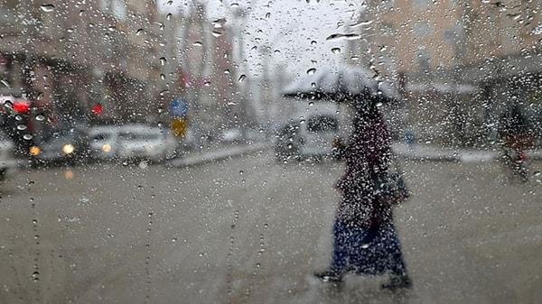 Antalya’da gece saatlerinde etkisini artıran yoğun yağış birçok bölgede sele neden oldu.