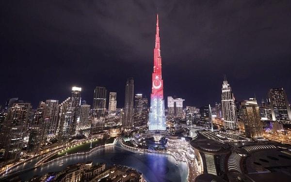 Cumhurbaşkanı Erdoğan'ın Birleşik Arap Emirlikleri'nde düzenlenen Dünya Hükümetler Zirvesi'ne katılacak olması nedeniyle, Dubai'deki Burj Khalifa'ya Türk Bayrağı yansıtıldı.