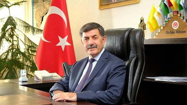 Erzincan Belediye Başkanı Bekir Aksun ise "10-12 işçinin toprak altında olma ihtimali var" ifadelerini kullandı.