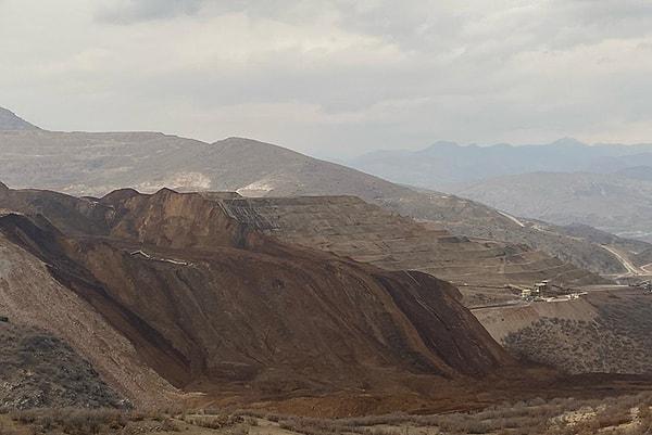 Erzincan'ın İliç ilçesinde bugün 'Anagold Madencilik' tarafından işletilen altın madeninin bulunduğu geniş bir alanda, toprak kayması meydana geldi. İçişleri Bakanı Ali Yerlikaya, 9 işçiye ulaşılamadığını açıkladı.