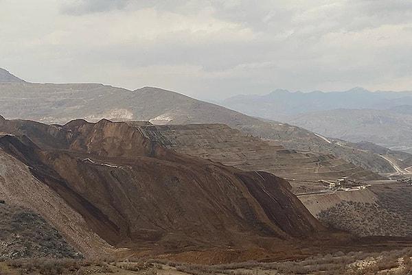 Geçtiğimiz saatlerde Erzincan'ın İliç ilçesinde 'Anagold Madencilik' tarafından işletilen altın madeninin bulunduğu geniş bir alanda toprak kayması meydana geldi.